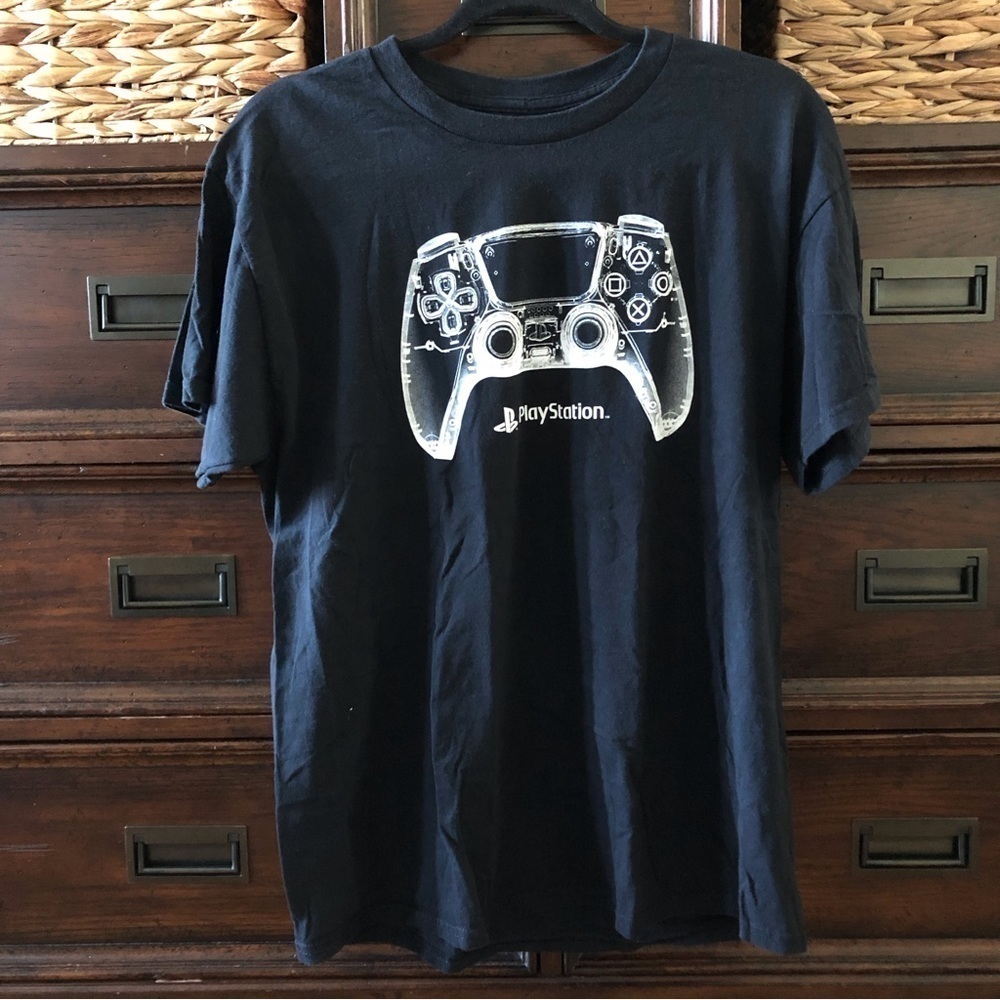 Playstation black short sleeve graphic tee in size L